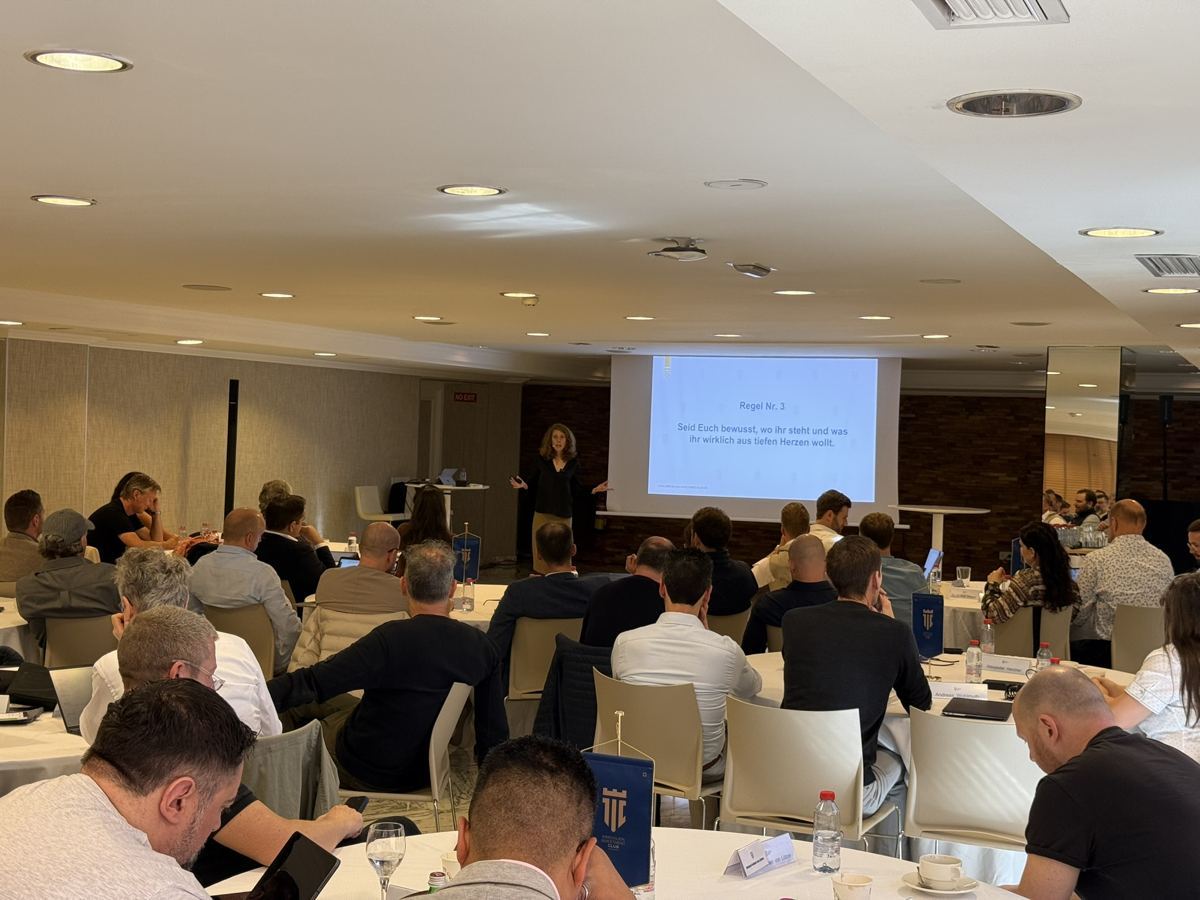 Lenka Kemna hält einen Vortrag vor Unternehmern